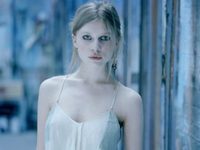 ������� ����� (Clemence Poesy) 
����������