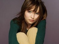 ����� �������� (Emily Browning) 
����������