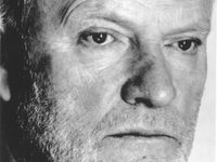 ������� ������ (Julian Glover) 
����������