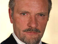������� ������ (Julian Glover) 
����������