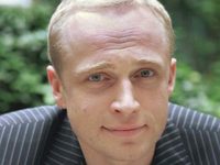 ϸ�� ������� (Piotr Adamczyk) 
����������