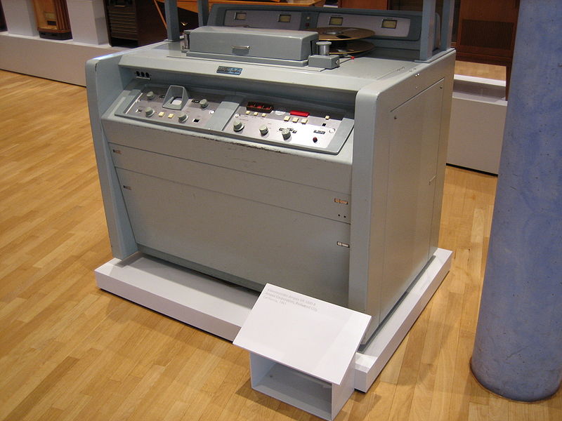 Первый видеомагнитофон «Ampex VR 1000B» Первый видеомагнитофон «Ampex VR 1000B»