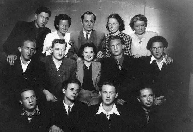   - Lietuvos valstybinės konservatorijos Aktorinio fakulteto II laida (1956 m.): pirmoje eilėje Martynas Vainilaitis, Algirdas Venskūnas, Rolandas Butkevičius, Vytautas Paukštė, antroje eilėje Valentinas Daraškevičius, Rimgaudas Karvelis, dėstytoja, režisierė, aktorė bei studentė Regina Senkutė, Antanas Žekas, Algirdas Grašys, trečioje eilėje Karolis Dapkus, Birutė Didžgalvytė, kurso vadovas Juozas Gustaitis, Dalia Cinauskaitė, Elena Gaigalaitė.