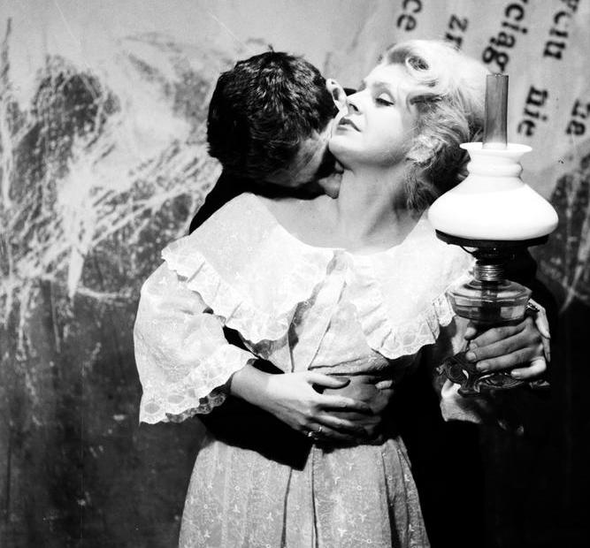  ˸- -  " " (1964,   "Powszechny" )