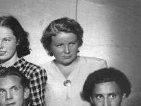 Lietuvos valstybinės konservatorijos Aktorinio fakulteto II laida (1956 m.): pirmoje eilėje Martynas Vainilaitis, Algirdas Venskūnas, Rolandas Butkevičius, Vytautas Paukštė, antroje eilėje Valentinas Daraškevičius, Rimgaudas Karvelis, dėstytoja, režisierė, aktorė bei studentė Regina Senkutė, Antanas Žekas, Algirdas Grašys, trečioje eilėje Karolis Dapkus, Birutė Didžgalvytė, kurso vadovas Juozas Gustaitis, Dalia Cinauskaitė, Elena Gaigalaitė.