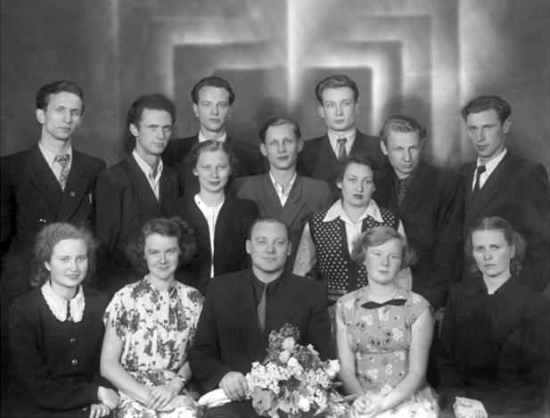  - -   - ( ,   )Iš kairės (pirma eilė): Nijolė Narijauskaitė, Eugenija Nijola Jankutė, kurso vadovas Jonas Kavaliauskas, Vanda Marčinskaitė, Irena Stravinskienė; (antra eilė): Algirdas Kubilius, Algimantas Bružas, Elvyra Žebertavičiūtė, Arnas Rosenas, Janina Mozūriūnaitė-Černiauskienė, Bronius Gražys, Juozas Jaruševičius; (trečia eilė): Algis Mažuolis, Leonas Ciunis.