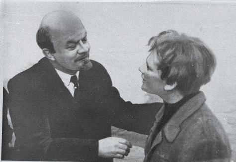   - Stseen M. Šatrovi näidendist Revolutsiooni nimel Eesti NSV Riiklikus Vene Draamateatris; V. Jermolaev V.I. Lenini ja E. Jevdokimov Petka osas - 1959 .