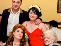 Маргарита Яхонтова с дочерью актрисой Марианной Мхитарян и актеры Эрвин Амирян и Нора Григорян