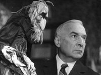Е. С. Деммени с куклой к концертному номеру «Монолог Барона». 1967 г
