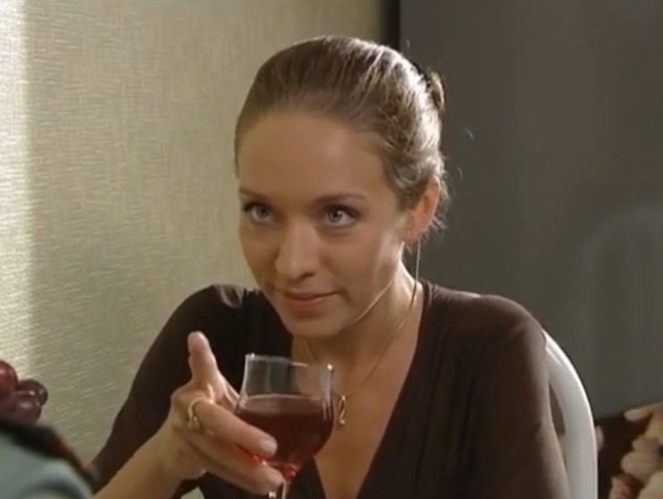 Серафима Низовская Ест Клубнику – Подводные Камни 2009 Серафима Низовская Ест Клубнику – Подводные Камни 2009