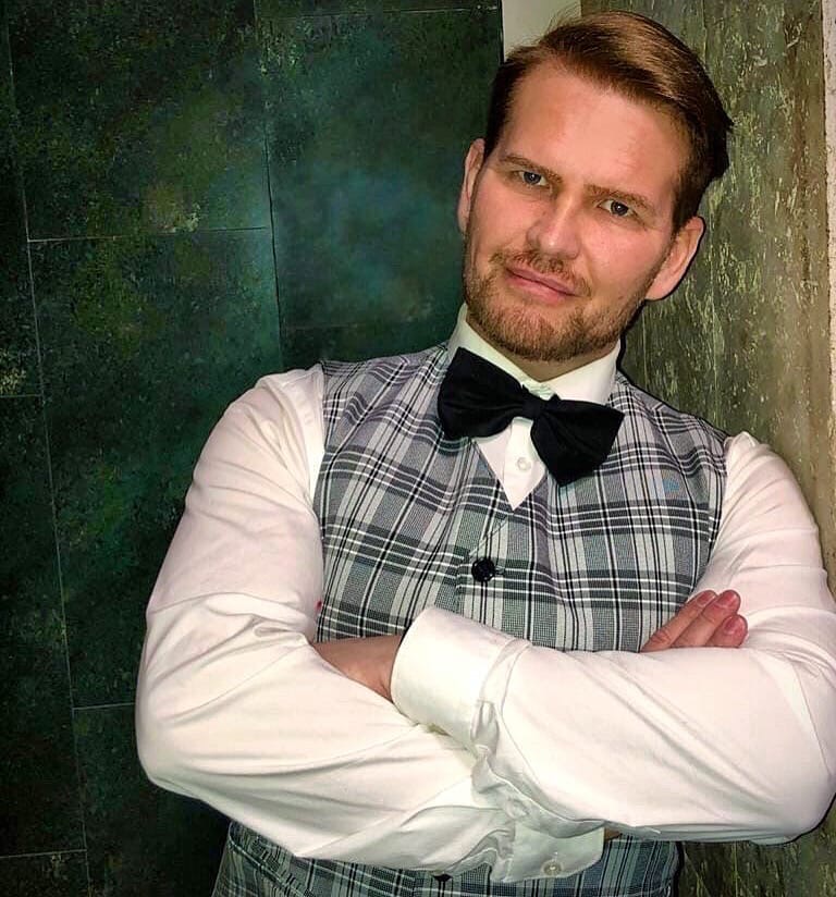   (V)