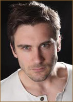  (Clive Standen) 