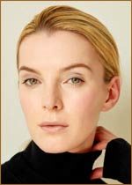   (Betty Gilpin) 
