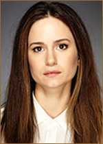   (Katherine Waterston) 