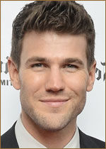  (Austin Stowell) 