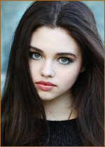   (India Eisley, India Joy Eisley) 