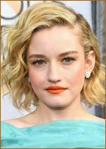   (Julia Garner) 