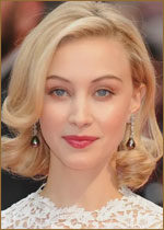   (Sarah Gadon) 