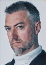   (Sean Gunn) 