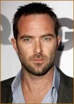   (Sullivan Stapleton) 