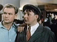 За витриной универмага (1955)