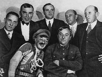 После премьеры оперетты «Свадьба в Малиновке».В первом ряду Г.Ярон и А.Александров(1937)
