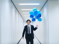 Марк С. бежит по коридору: возвращаемся в офисную антиутопию сериала «Разделение»