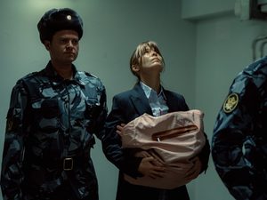 «Хотя бы в кино кто-то получил по заслугам»: Зрители о сериале «Холод»