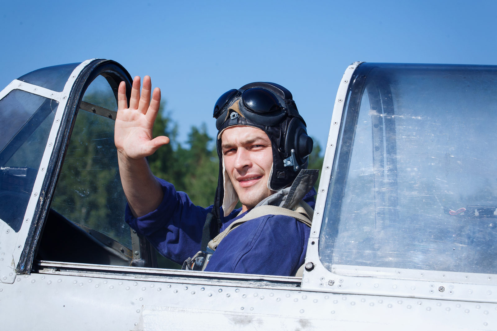 Pilot away. Военный летчик. Российские военные летчики. Молодые военные летчики.