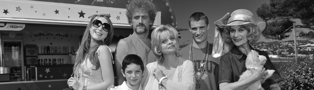   / 100   (Les Tuche). 2011.