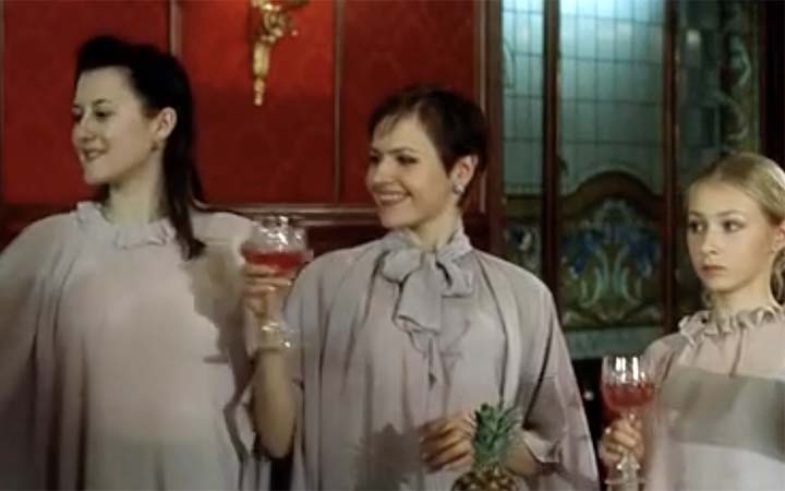 Лесбийская Сцена С Натальей Селезневой И Натальей Масловой – Воры И Проститутки. Приз – Полет В Космос 2004