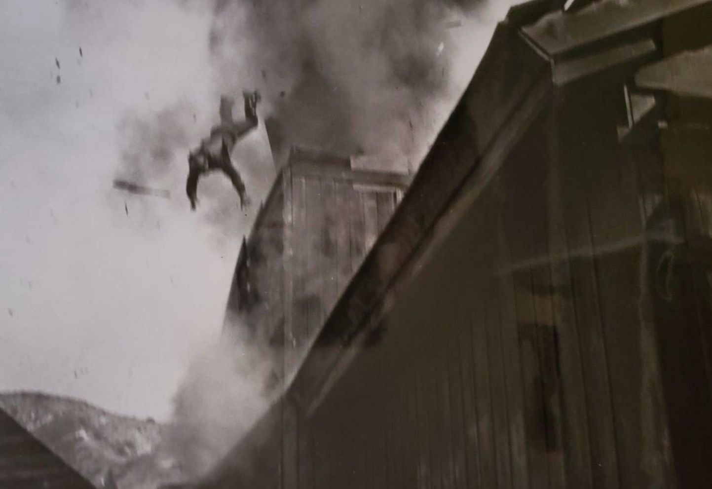  (1975)