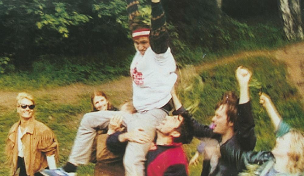  (1998)