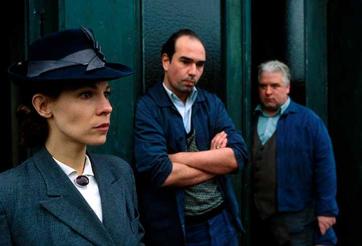   (2001)
