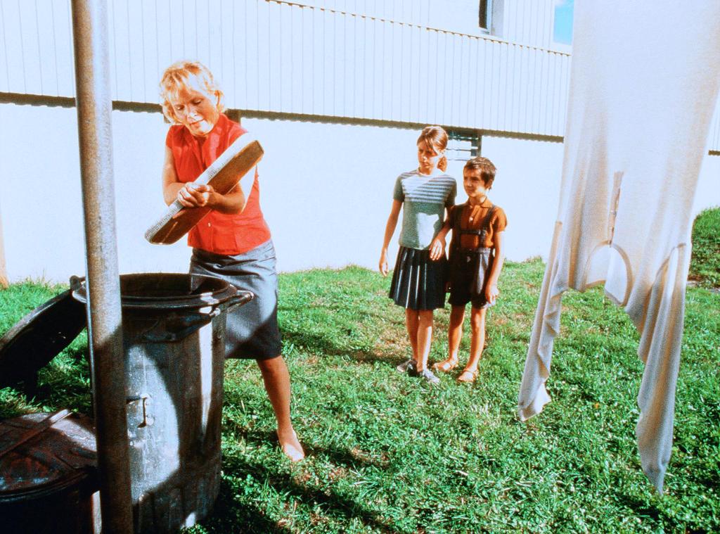   (2000)