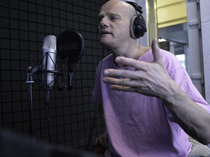 Юрий Колокольников, Никита Кологривый и Рузиль Минекаев озвучили героев сериала о невербальном аутизме