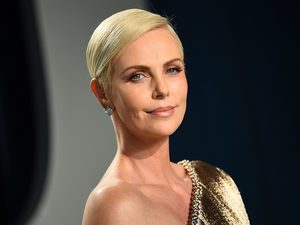 Шарлиз Терон и режиссер «Мулан» Ники Каро снимут фильм о серфингистках