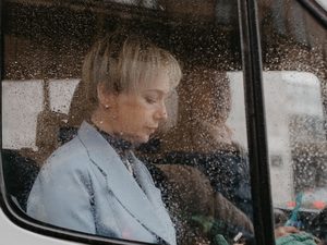 Чулпан Хаматова самоотверженно помогает людям в первом трейлере «Доктора Лизы»
