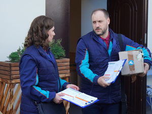 Елена Михайличенко и Артем Позняк доставили бандероли