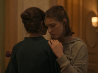 Полина Цыганова устраивается сиделкой к учительнице Елене Лядовой в трейлере драмы «Чистый лист»