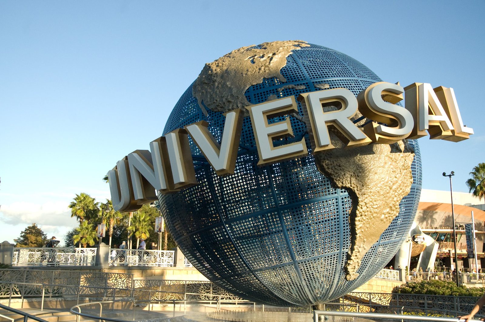   AMC    Universal