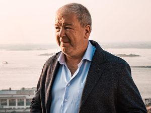Анна Михалкова и Александр Робак становятся жертвами бабушек-сплетниц в тизер-сцене «Ангелов района»