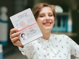 Лиза Арзамасова поменяла фамилию на съёмках «Ивановых-Ивановых»