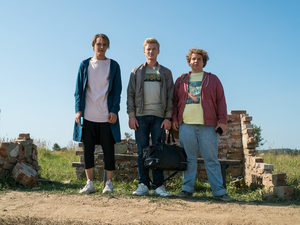 В новом сезоне ТНТ покажет комедийные сериалы «Жуки», «Полярный-17» и «Триада»