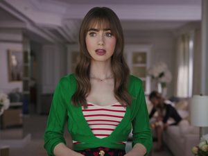 Лили Коллинз в образе куклы, а Том Хэнкс на Луне: успех «Барби» позволит компании Mattel создавать новые фильмы о своих игрушках