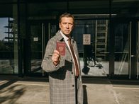 Из бандитов в кондитеры: Андрей Мерзликин в трейлере продолжения сериала «И снова здравствуйте!»