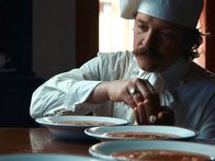 Заварил кашу! Питер Сарсгаард в роли повара в трейлере комедии «Идеальный лжец»