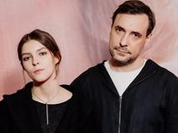 «Я очень люблю маму, очень люблю папу»: Полина Цыганова рассказала об отношениях с родителями