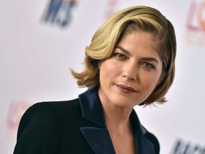 Сельма Блэр лишилась волос в процессе борьбы с рассеянным склерозом