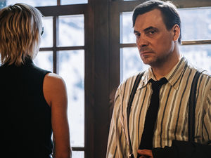 «А вот теперь можно начинать волноваться»: Евгений Цыганов приступает к расследованию в трейлере «Отеля "У погибшего альпиниста"»